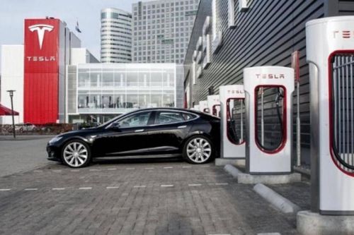 Tesla kiếm tỷ đô khi chia sẻ trạm sạc xe điện