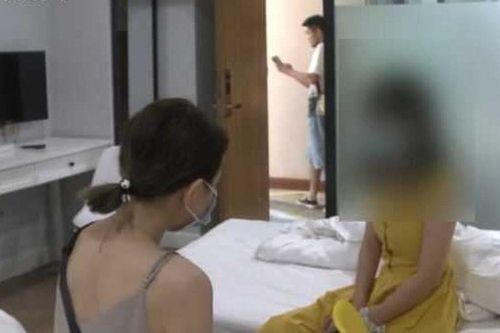 Ngủ khỏa thân trong phòng khách sạn, hai cô gái sợ thót tim khi người đàn ông mở cửa vào phòng giữa đêm