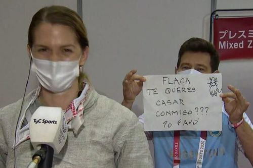 Thầy cầu hôn trò ngay trên sóng truyền hình ở Olympic Tokyo 2020