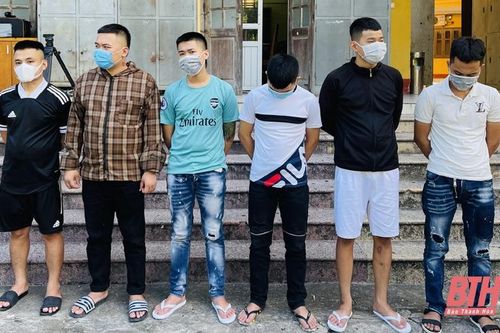 Khởi tố 7 đối tượng ném chất bẩn và mang vòng hoa tang đến đặt trước cửa nhà để đòi nợ