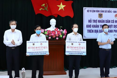 Trao 160 suất quà cho người dân khó khăn tại 4 phường giãn cách xã hội