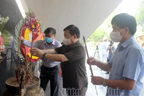 Lãnh đạo tỉnh dâng hương tưởng niệm các anh hùng liệt sĩ