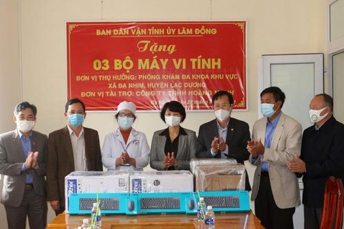 Lạc Dương: Trao tặng máy vi tính cho Phòng khám Đa khoa khu vực Đạ Nhim
