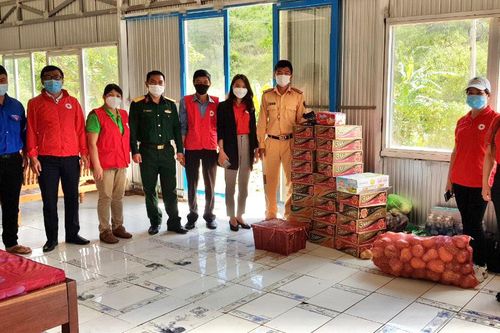 Hội Chữ thập đỏ huyện Đức Trọng trao quà cho khu cách ly tập trung