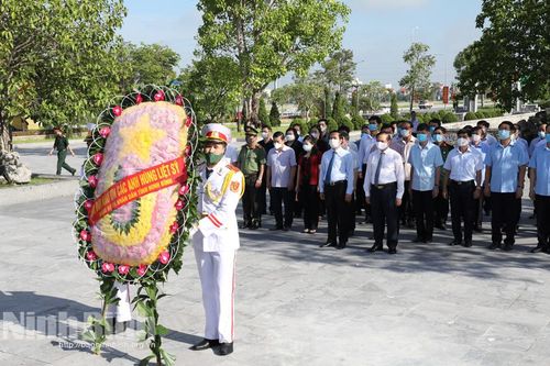 Các đồng chí lãnh đạo tỉnh dâng hương tưởng nhớ các Anh hùng liệt sỹ nhân dịp 27/7