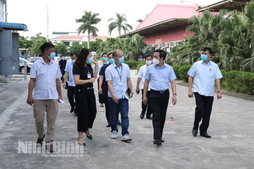 Các đồng chí lãnh đạo tỉnh kiểm tra công tác phòng, chống dịch COVID-19