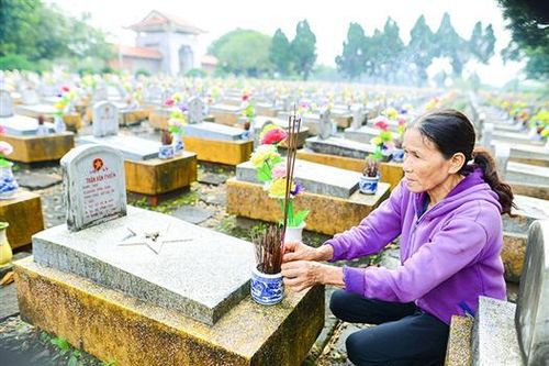 Hơn 10 năm tự nguyện chăm sóc chốn linh thiêng giữa lòng đất lửa