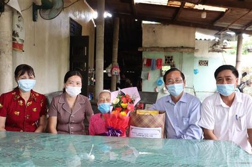 Trưởng Ban Tuyên giáo Tỉnh ủy Hồ Đại Nam thăm, tặng quà cho các đối tượng chính sách ở huyện Vĩnh Linh