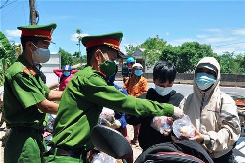 Hơn 60 cán bộ, chiến sĩ Công an tỉnh Quảng Trị bám đường giúp dân từ miền Nam trở về