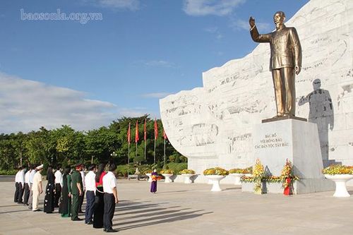 Các đồng chí lãnh đạo tỉnh dâng hương viếng Nghĩa trang Liệt sỹ Nhà tù Sơn La, Nhà tưởng niệm các Anh hùng Liệt sĩ và Đền thờ Bác Hồ