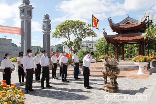 Đảng ủy Khối các cơ quan và doanh nghiệp tỉnh dâng hương Chủ tịch Hồ Chí Minh và các Anh hùng Liệt sỹ