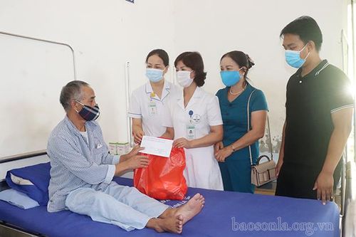 Bệnh viện Đa khoa tỉnh: Tặng 60 suất quà cho bệnh nhân