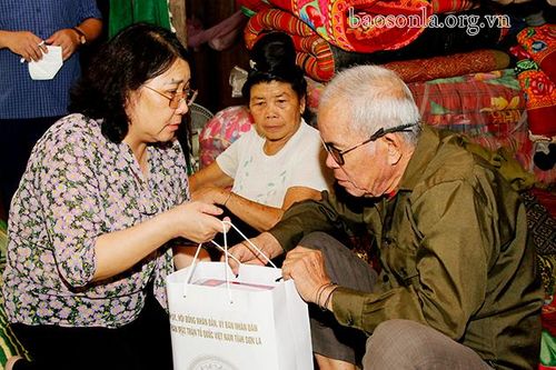Đồng chí Phó Chủ tịch Thường trực UBND tỉnh thăm, tặng quà các thương binh huyện Sông Mã