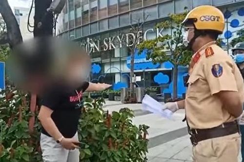 Người phụ nữ ra đường không đội MBH, chống đối tổ kiểm soát