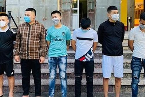 Khởi tố vụ ném chất bẩn, mang vòng hoa đến đặt trước nhà để đòi nợ