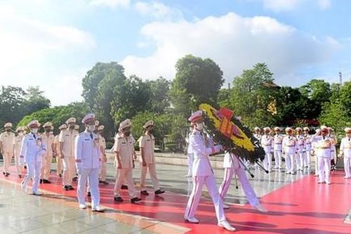 Đoàn đại biểu Bộ Công an dâng hương tưởng niệm các Anh hùng liệt sĩ