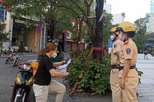 TPHCM: Người phụ nữ không đội mũ bảo hiểm, còn lớn tiếng với CSGT