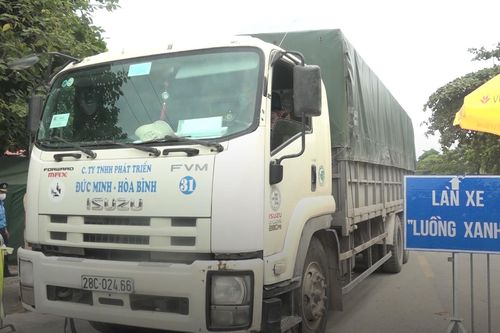 Xe 'luồng xanh' thuận lợi đi qua chốt cửa ngõ Hà Nội