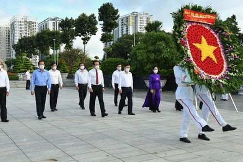 Lãnh đạo TP.HCM dâng hoa, dâng hương tưởng niệm các anh hùng liệt sĩ