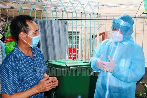 Bí thư Nguyễn Văn Nên đến thăm hỏi, động viên người dân khu phong tỏa Bình Tân