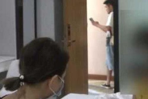 Không mặc đồ đi ngủ cho mát, 2 cô gái hoảng hồn vì đột nhiên có người đàn ông mở cửa vào phòng giữa đêm khuya