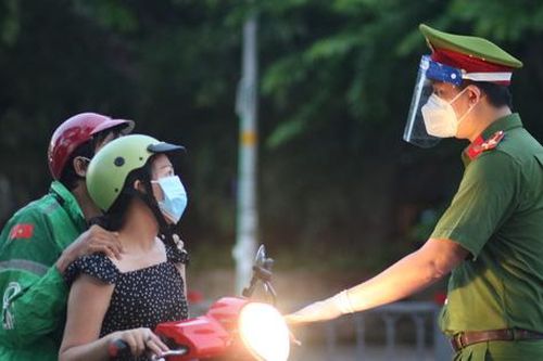 Người dân chấp hành nghiêm quy định hạn chế ra đường sau 18h