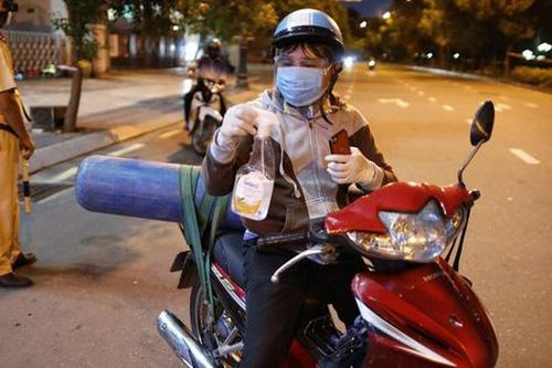 Lời tâm sự về con trai của ông bố chở theo bình oxy ra đường vào giờ giới nghiêm khiến CSGT cũng phải rơi nước mắt