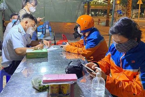 Nhiều tài xế giao hàng bị phạt vì công ty thông báo được hoạt động sau 18h