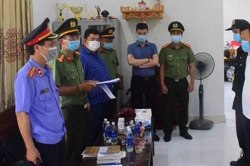 Bắt Giám đốc và Phó Giám đốc Cảng hàng không Quốc tế Phú Bài về tội tham ô tài sản