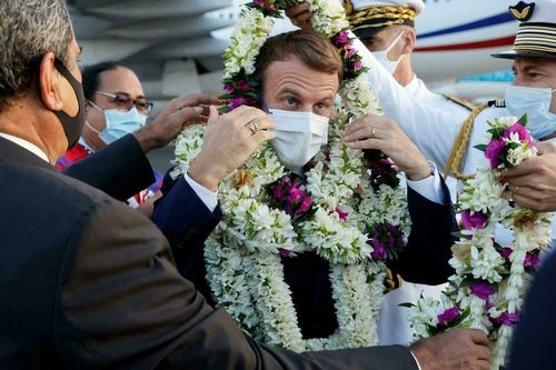 Tổng thống Macron 'bơi' trong hoa khi tới thăm Polynesia