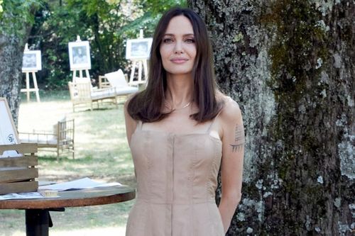 Angelina Jolie diện 6 bộ váy áo khi du lịch Paris