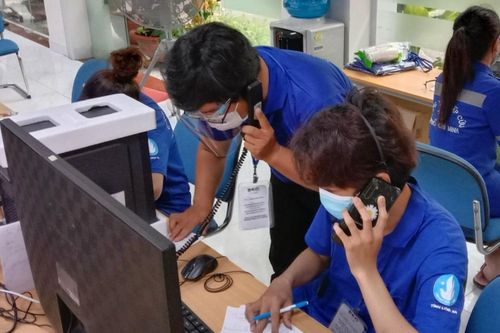 Đội trực cấp cứu F0 ở TP.HCM nhận cuộc gọi bất kể ngày đêm