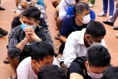 Bắt quả tang 34 người cá độ đá gà giữa dịch Covid-19