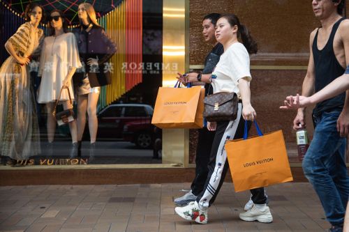 Doanh thu nửa đầu năm của LVMH và Kering tăng mạnh