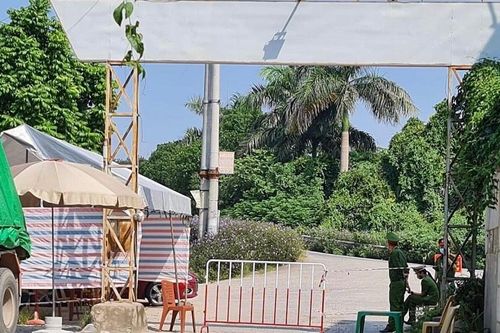 Huyện Thanh Trì: Tiến hành phun khử khuẩn diện rộng thôn Thọ Am, xã Liên Ninh
