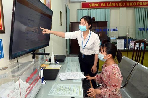 Hà Nội tạm dừng trả kết quả thủ tục hành chính trực tiếp trong thời gian giãn cách