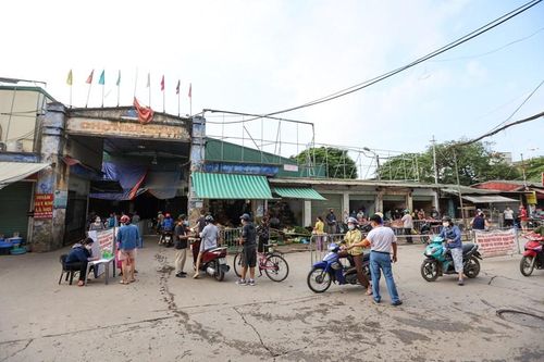 Người dân Thủ đô xếp hàng dùng thẻ để đi chợ thời Covid-19