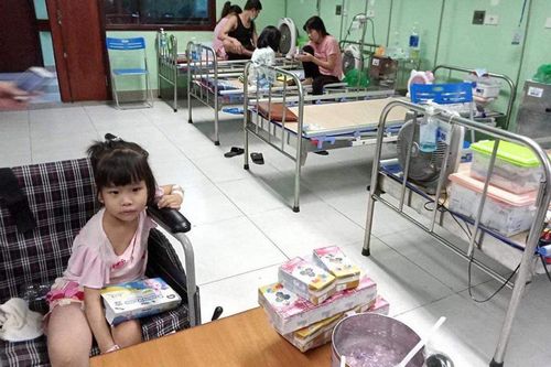 Các hoa hậu nấu cơm tặng bệnh viện