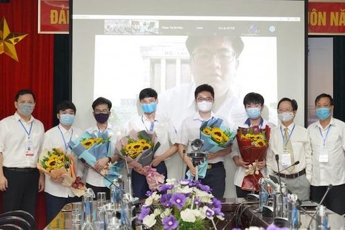 Tặng Bằng khen học sinh Thủ đô đạt thành tích Olympic