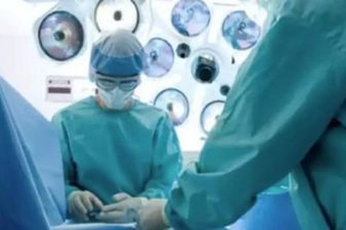 Người phụ nữ tỉnh táo, tụng kinh suốt 3 tiếng trong quá trình phẫu thuật não
