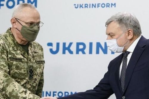 Vì sao Tổng thống Ukraine cách chức người đứng đầu quân đội?