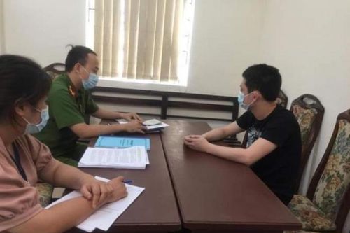 Hà Nội: Xử phạt nam thanh niên khạc nhổ, ném khẩu trang trong thang máy