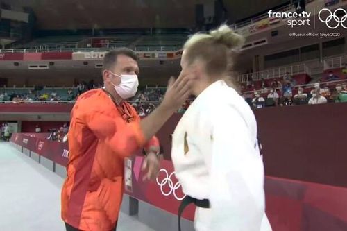 Hành động gây chú ý của huấn luyện viên tại Olympic Tokyo 2020