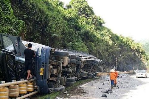 Tài xế thoát nạn thần kỳ khi va vào hệ thống rào chắn bánh xoay