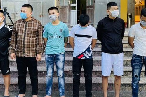 Ném chất bẩn, mang vòng hoa tang để 'khủng bố' người nhà 'con nợ'