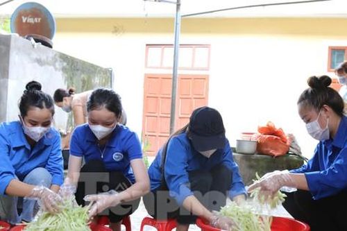 Áo xanh tình nguyện 'chia lửa' cùng tuyến đầu chống dịch vùng rẻo cao xứ Nghệ