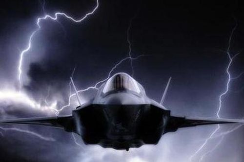 Hai tiêm kích F-35B của Mỹ bị sét đánh trúng khi đang bay