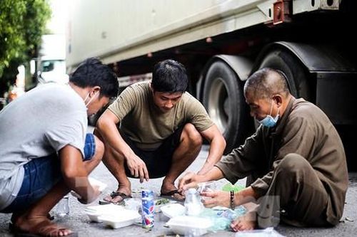 Tài xế xe tải ăn cơm bụi, ngủ đường chờ giấy thông hành vào Hà Nội