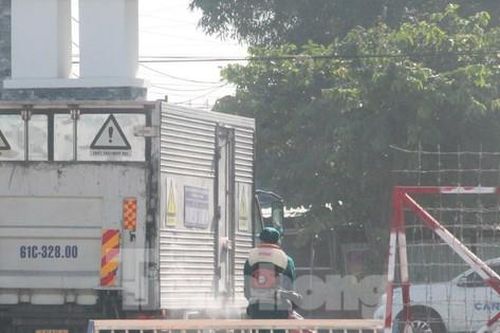 Nhiều công nhân nghi nhiễm COVID-19 đang 'mắc kẹt' trong công ty