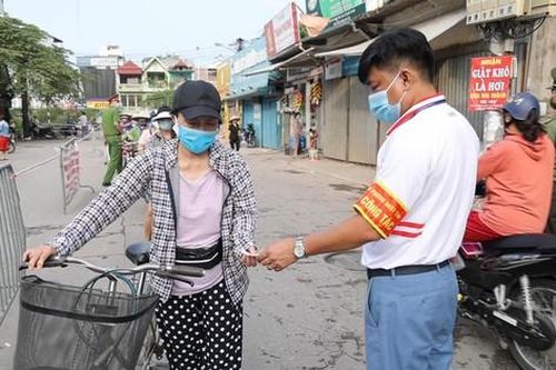 Tận thấy người dân quận Tây Hồ đi chợ cách nhật bằng 'tem phiếu'